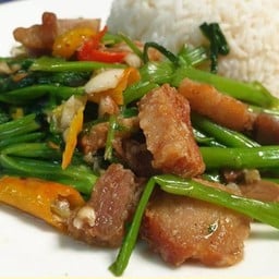 ข้าวหมูกรอบผัดผักบุ้ง
