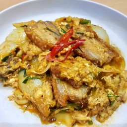 หมูกรอบผัดผงกระหรี่ ราดข้าว