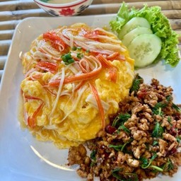 กระเพราหมู ไข่ข้นปูอัด