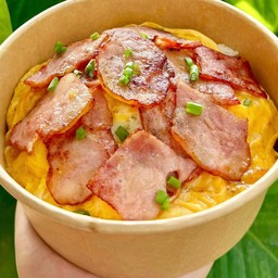 ข้าวไข่ข้นข้นเบคอนหน้าล้น