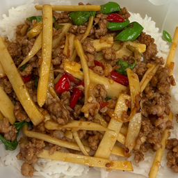 ข้าวกะเพราหน่อไม้เส้นสดพริกสด