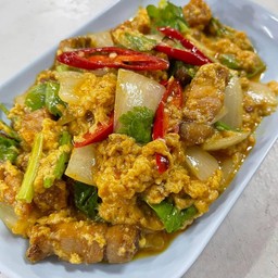หมูกรอบผัดผงกระหรี่ (กับข้าว)