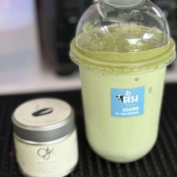 นมหมีมัทฉะปั่น ราดมัทฉะเหนียว(Matcha Milkshake topped with Matcha Sticky Milk)