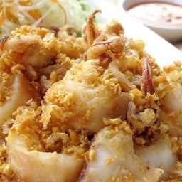 ปลาหมึกไข่ทอดกระเทียม/Deep-Fried Roe-Filled Squid with Garlic/蒜香炸鱿鱼仔