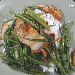 ข้าวผัดผักบุ้งหมูกรอบ