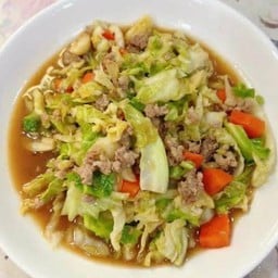 ผัดกะหล่ำหมูสับราดข้าว
