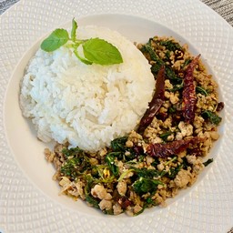 ข้าวผัดกะเพาหมูสับพริกแห้ง