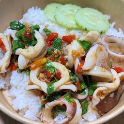 กะเพราหมึกราดข้าว