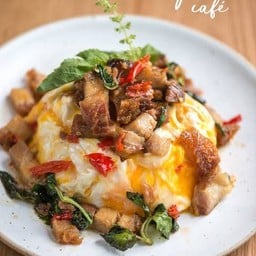 กะเพราหมูกรอบ+ไข่ข้น ราดข้าว