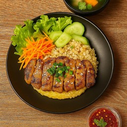 ข้าวไก่ย่างสมุนไพรคลุกไข่ต้ม+น้ำซุป