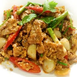 ผัดผงกระหรี่หมูชิ้น ราดข้าว
