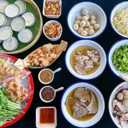 หมูลวกจิ้มพร้อมน้ำจิ้มซีฟู้ด