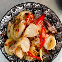 ข้าวหน้าหมึกผัดพริกสด