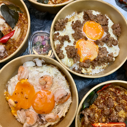 ข้าวไข่เบียดปลาหมึก