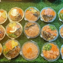 ข้าวดงบุริ/เลือกหน้าได้ค่ะ(5อย่าง)/ซาบะ/ยำสาหร่าย/กุ้ง/ไข่หวาน/ปูอัด/ไข่กุ้ง/หมึกทาโกะ/ครีบหอยเชล/กุ้งแก้วซีฟู๊ด/แมงกระพรุน/