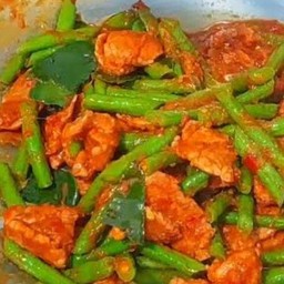 ผัดพริกแกงราดข้าว