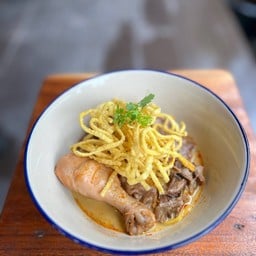 กะเพราหมูสับพริกแห้งรสจัด / ก๋วยเตี๋ยว / ข้าวซอย / ปังปิ้ง ตรงข้ามดีเบสน่าน