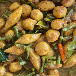 ผัดเผ็ดลูกชิ้น