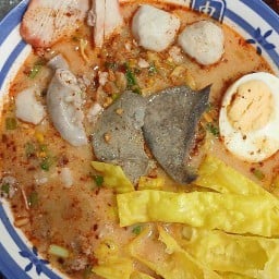 พลอย เตี๋ยวต้มยำหมูสับ&ทะเล พลอย สวิส ชอป เตี๋ยวต้มยำสาขาซ.มังกร