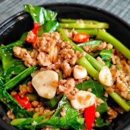 ผัดคะน้าหมูสับราดข้าว