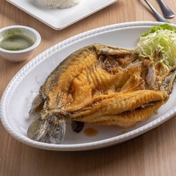 ปลากระพงทอดราดน้ำปลา/Deep-Fried Seabass with Fish Sauce/泰式鱼露炸鲈鱼