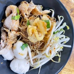 หมี่คลุกหมู สูตรเด็ดทางร้าน จะมีรสเผ็ดนิดๆค่ะ