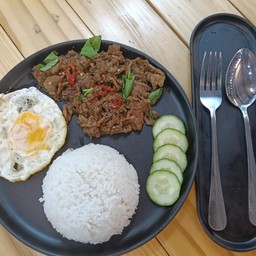 ข้าวผัดกระเพราเนื้อสไลด์