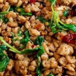 กะเพราหมูผัดพริกแห้ง ราดข้าว