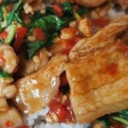 กะเพราสามชั้น พริกแห้ง ราดข้าว