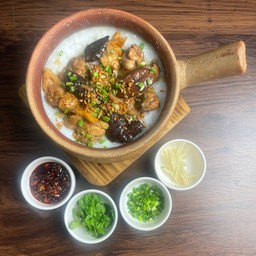 โจ๊กหม้อดินไก่และเห็ดหอม