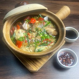 ข้าวอบหม้อดินหมูกรอบผัดซอสไท่กง