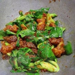 ข้าวเครื่องแกงหมูกรอบ