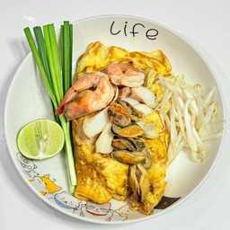 ผัดไทย วุ้นเส้น ห่อไข่ ทะเล