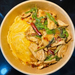 ข้าวไข่ข้น กะเพรา อกไก่ชิ้น