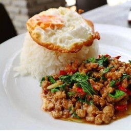 ข้าวราดผัดโหระพาหมูสับ