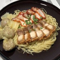 บะหมี่เกี๊ยวแห้งหมูแดงหมูกรอบ (ไม่ราดซอส)