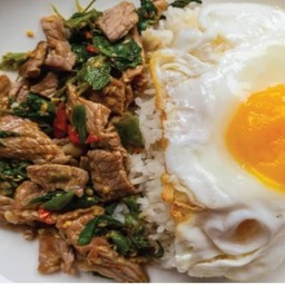 กะเพราหมูชิ้นพริกแห้ง(ราดข้าว)