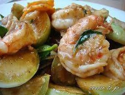 ผัดเขียวหวานแห้งกุ้งสด ราดข้าว