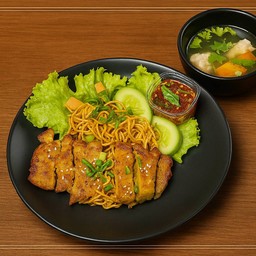 บะหมี่แห้งคลุกซอส+ไก่ย่างสมุนไพร+น้ำซุป