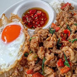 กะเพราเนื้อชิ้นโคขุนพริกแห้ง(ราดข้าว)