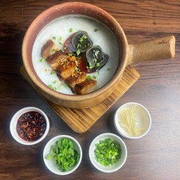 โจ๊กหมูกรอบไข่เยี่ยวม้า