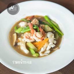 ราดหน้าเส้นใหญ่ทะเล