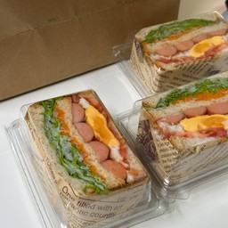 (1ชิ้น)แซนวิช(ไส้กรอกหมู+ไข่ดาว) ขนมปังโฮลวีทนุ่ม ไส้แน่น