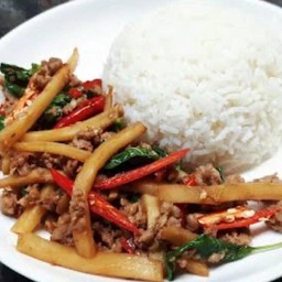 กะเพราหมูสับ หน่อไม้ ราดข้าว