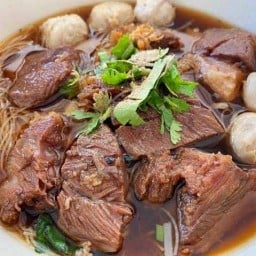 ตัสนีมก๋วยเตี๋ยวเนื้อตุ๋นมีนบุรี