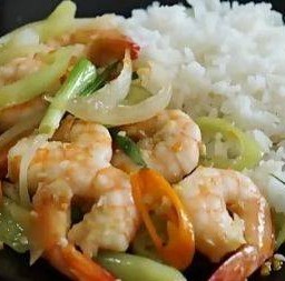 กุ้งผัดพริกสดราดข้าว