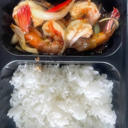 ข้าวหน้ากุ้งผัดพริดสด
