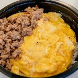 ข้าวไข่ข้น2ฟอง หมูสับซอสกระเทียม