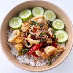 กะเพรารวมทะเลพริกแห้ง(ราดข้าว)