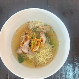 บะหมี่หมูกรอบพิเศษ